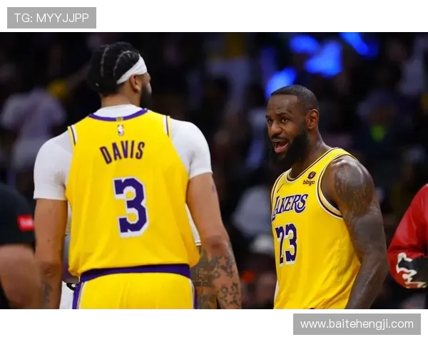 湖人队在激烈对决中战胜热火队展现强大实力与团队默契